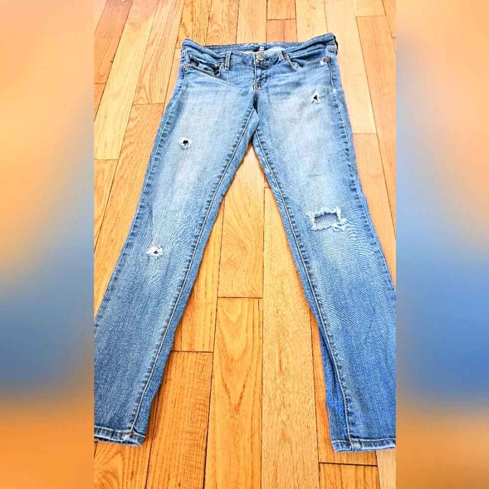 American Eagle Outfitters Light Blue Distressed Skinny Jeans Size 8 Short - Picture 1 of 8